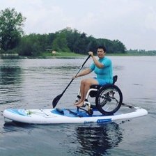Rollstuhl auf einem Standup Board