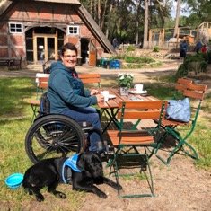 Assistenzhund Pelle zu Besuch bei Freunden
