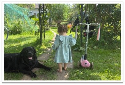 Kind mit Hund im Garten