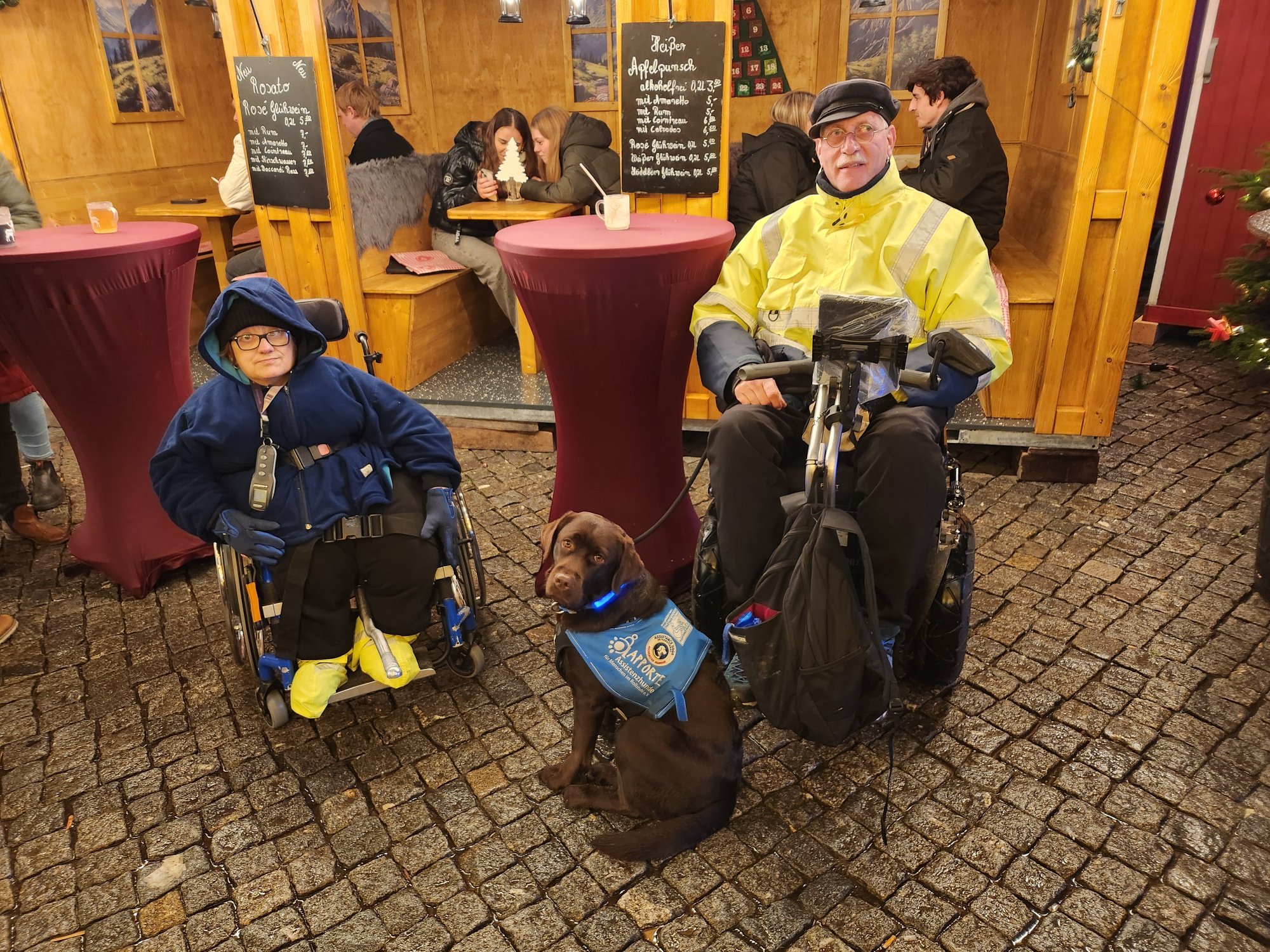 Auf dem Weihnachtsmarkt mit Hund Saga