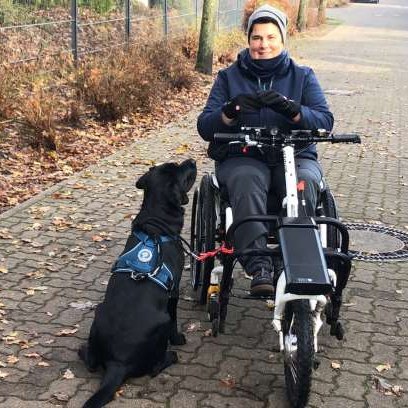 Assistenzhund Pelle und Kerstin mit Handbike im Herbst unterwegs